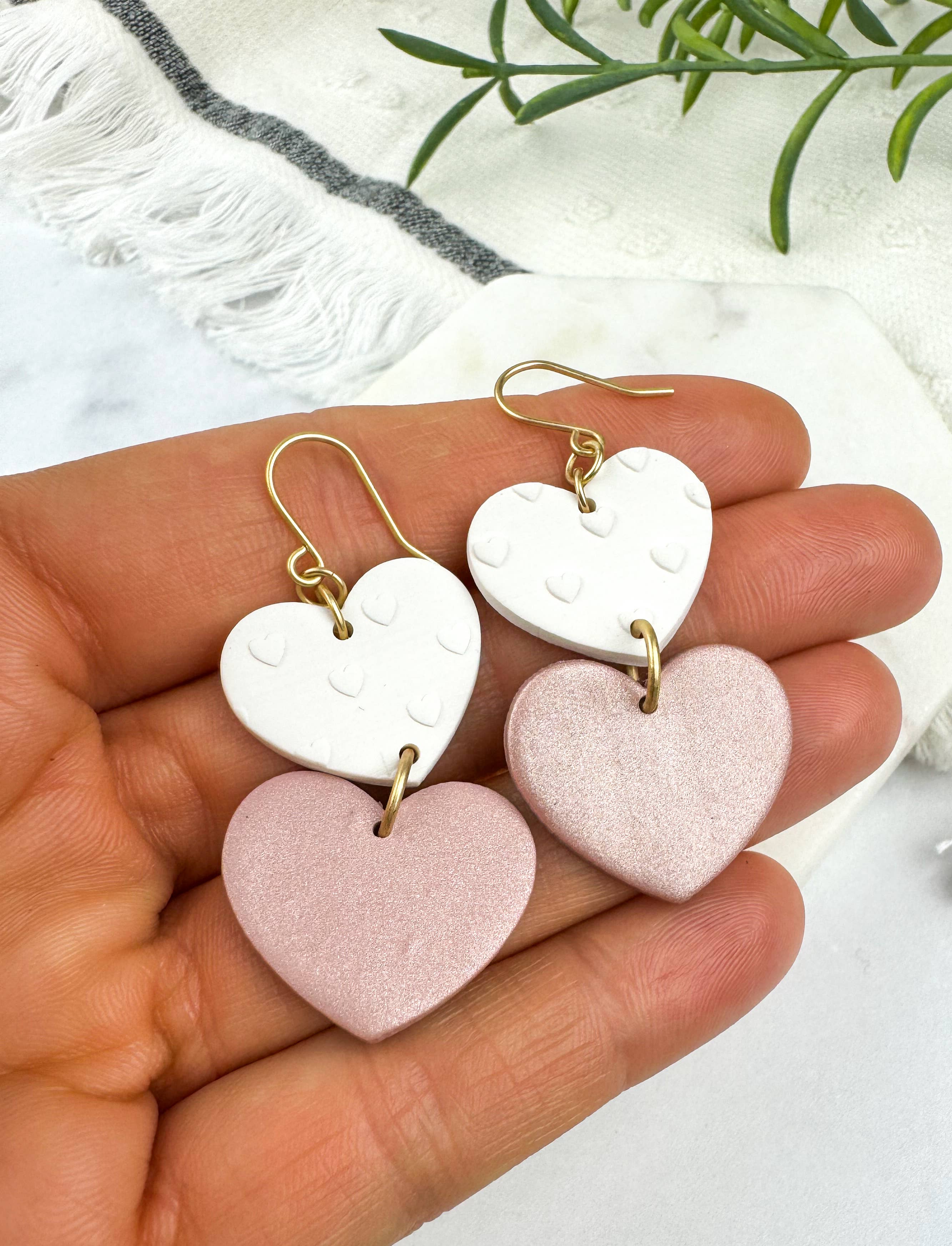 Light Shine - Venta al por mayor Pendientes colgantes - Pendiente de arcilla de San Valentín con diseño de Double Heart Drop, rosa y blanco4