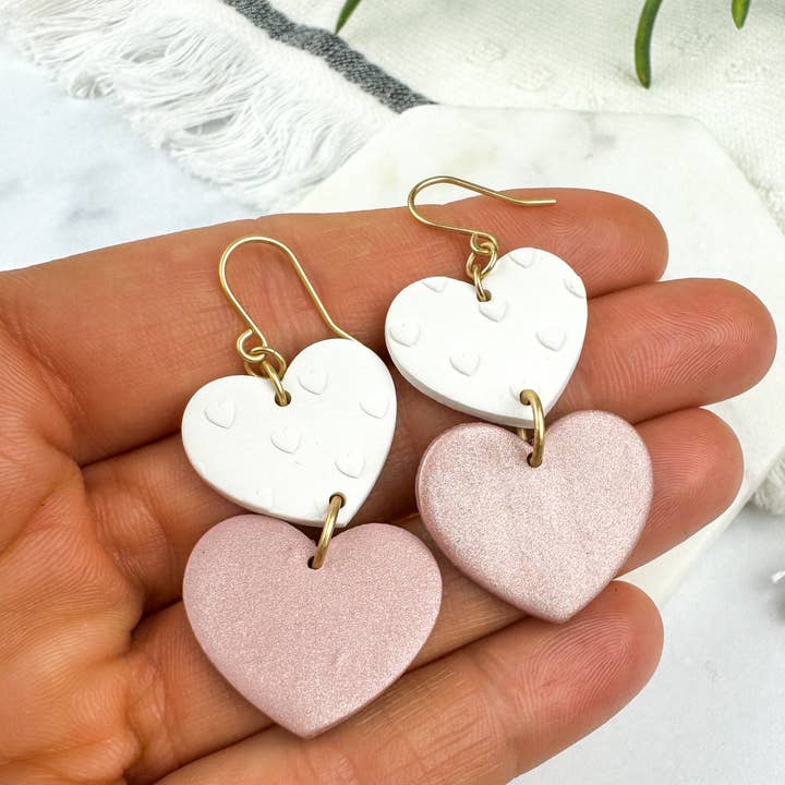 Light Shine - Venta al por mayor Pendientes colgantes - Pendiente de arcilla de San Valentín con diseño de Double Heart Drop, rosa y blanco4