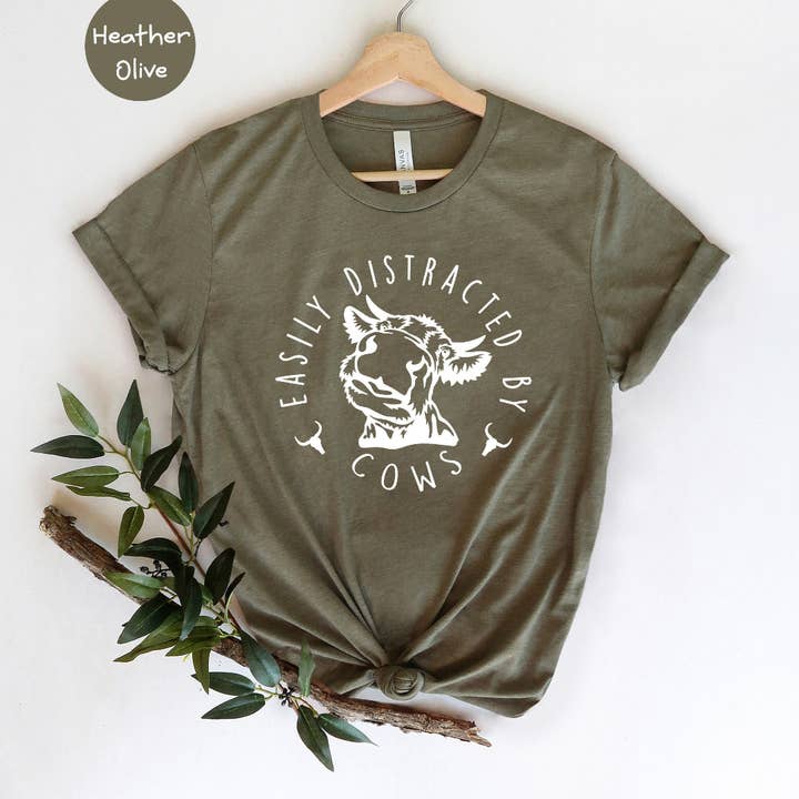 Gemakkelijk afgeleid door een koeienshirt, grappig koeienshirt, Farm Love voor wholesale door The Wick & Burn