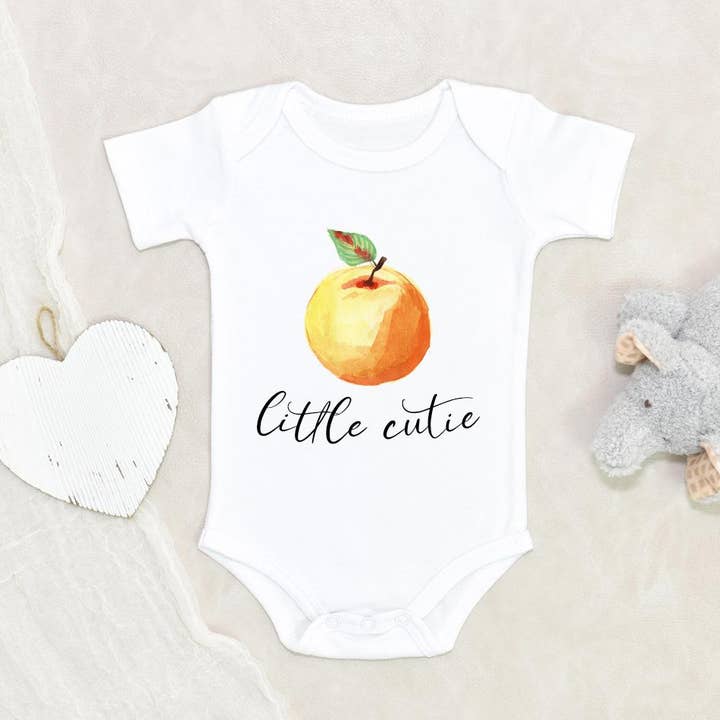 Fruit Baby Onesie - Little Cutie Baby Strampler - Baby Strampler - Veganer Babyeinteiler - süßer kleiner orangefarbener Strampler für den Großhandel von NewBabyWishes