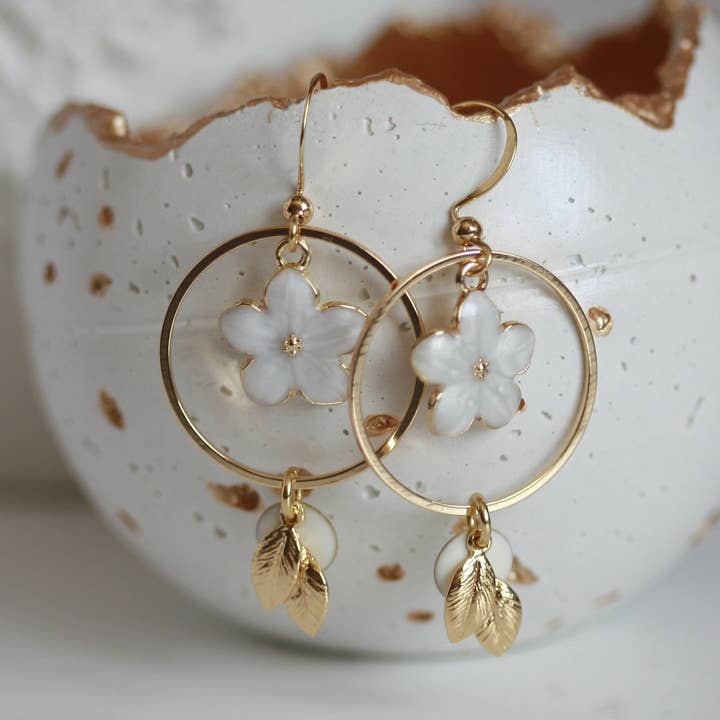 Boucles d'oreilles en émail blanc et feuille d'or | Bijoux de mariage pour la vente par Kaiko Studio