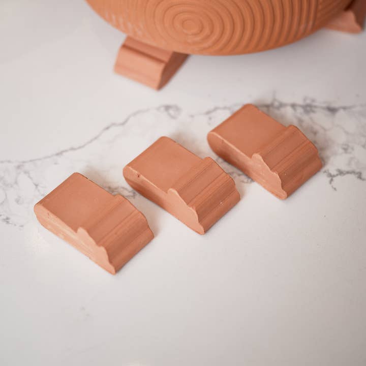 Clayport Pottery - Wholesale Plantenpot - Kleine Terracotta Potfeet riser Set van drie potvoeten