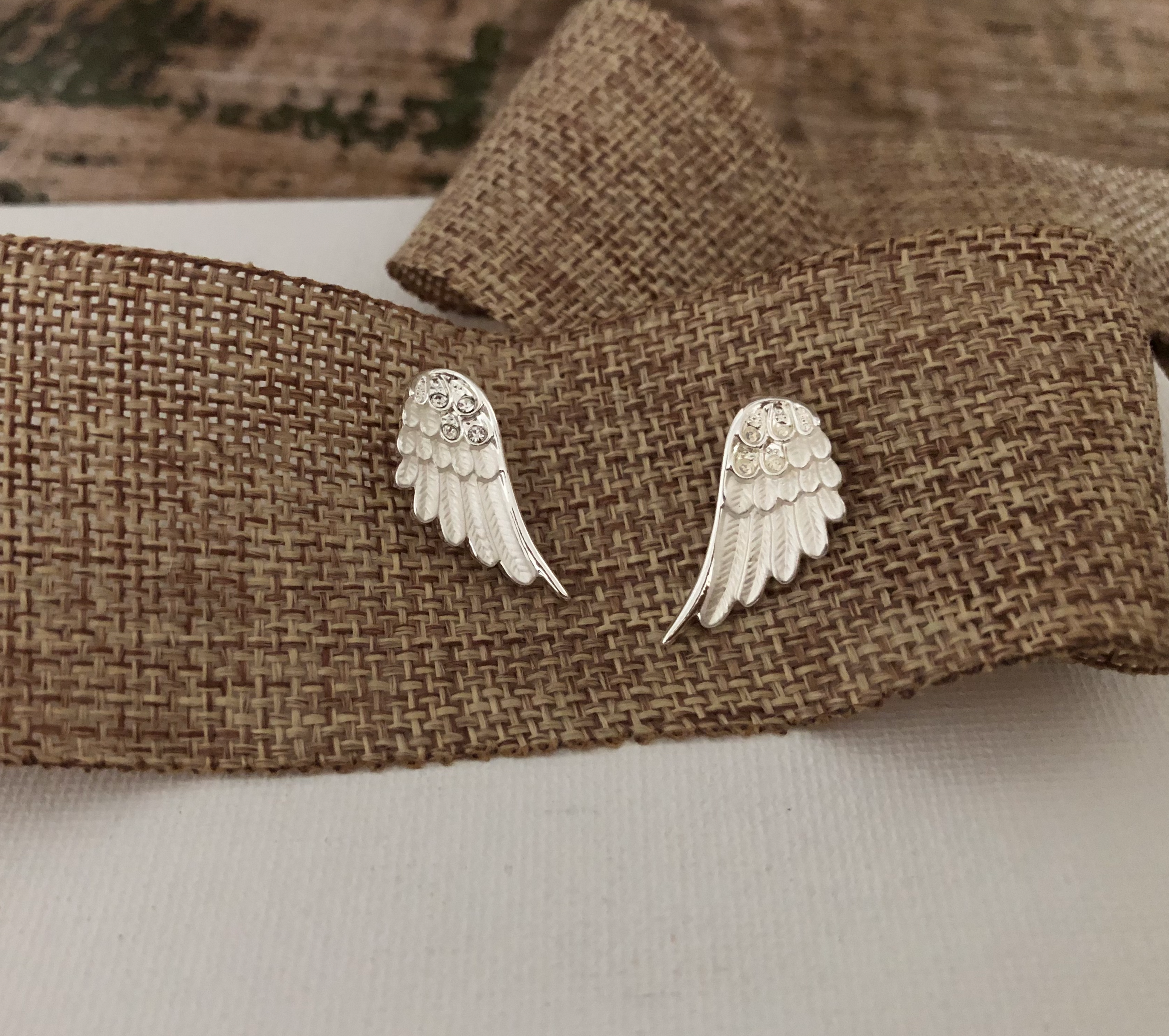 Carol Young Silver - Vendita all'ingrosso Orecchini a bottone - Orecchini Ali d'Angelo, Piccoli / Perno su CARTA/Gioielli1