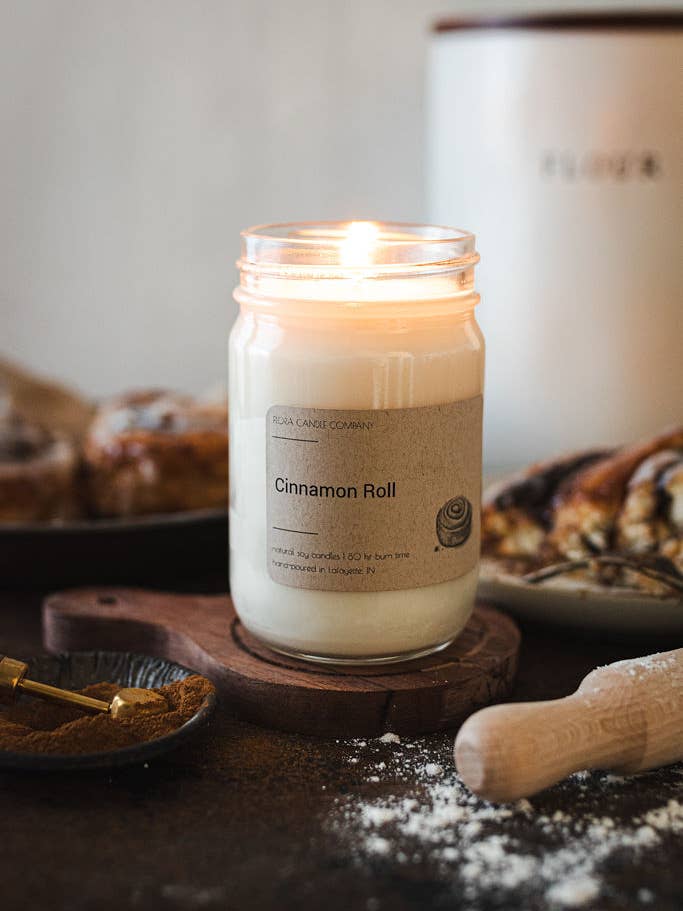 Bougie Cinnamon Roll 12 oz pour la vente par Flora Candle Company