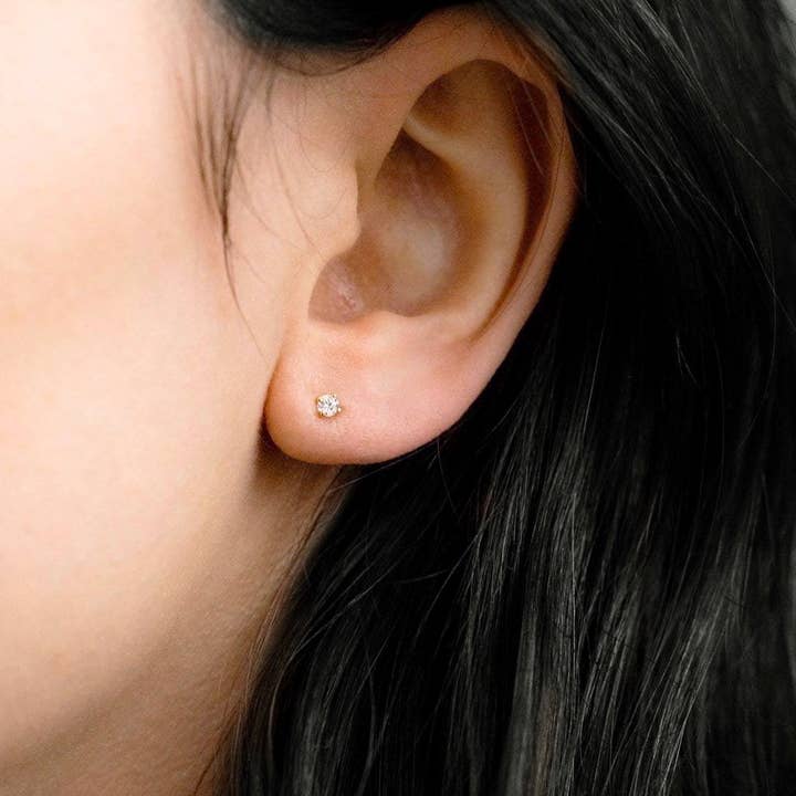 KIKICHIC - Venta al por mayor Pendientes de botón/aretes de poste - Pendientes clásicos con parte trasera plana de tornillo de diamante pequeño CZ4