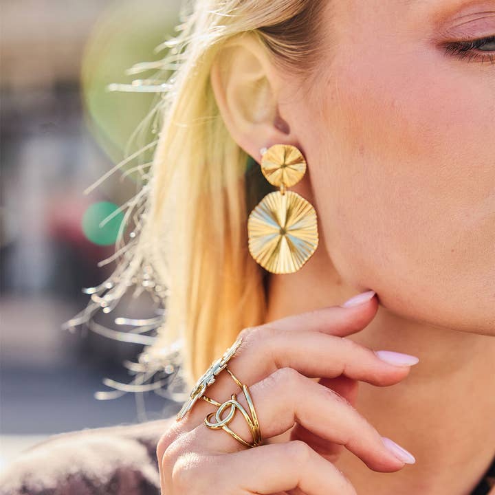 Orecchini Disco Pieghettato Dorato – Acciaio Inossidabile e ulteriori Risultati per dischi all'ingrosso. Resi gratuiti e termini di pagamento a 60 giorni su Faire in tendenza su Faire.