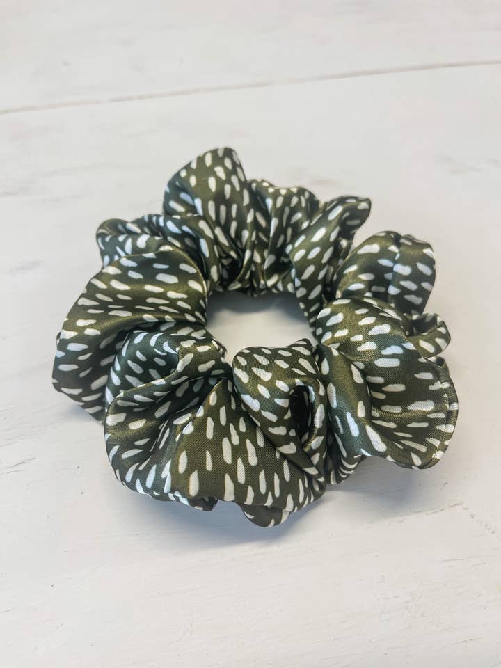 Chouchou surdimensionné en soie de Noël à pois verts pour la vente par HH and Grace Co