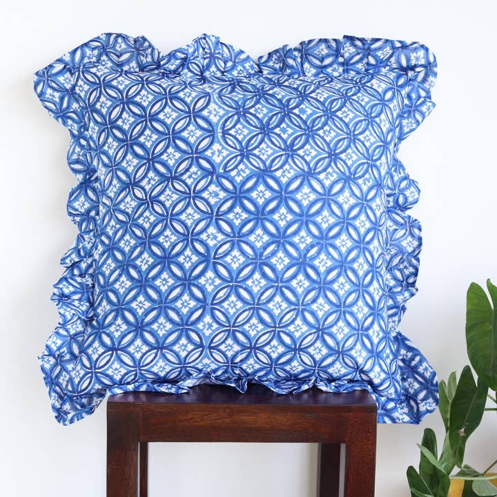 Housse de Coussin Florale Bleue et Blanche Faite à la Main avec Volants pour la vente par TerraWeaveHome