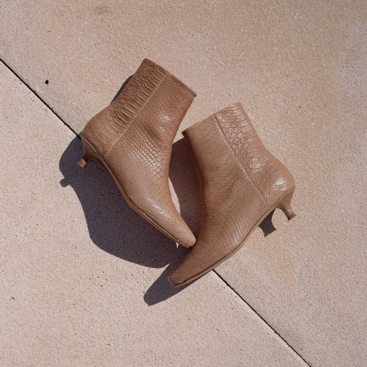 amber Vivian Boots, beige croco for wholesale on Faire4