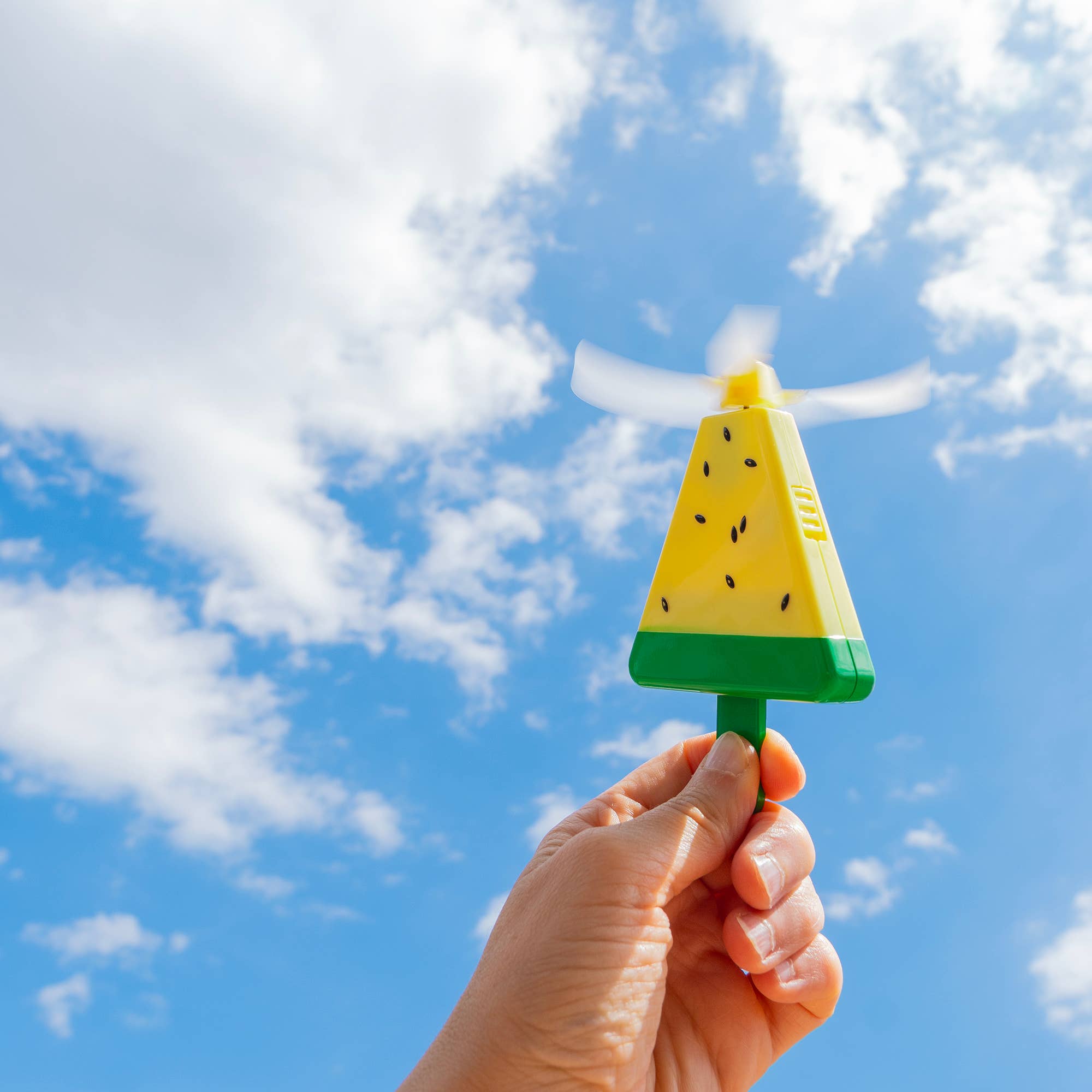 Helio Ferretti - Venta al por mayor Ventilador eléctrico de mano - Mini ventilador amarillo en forma de sandía0