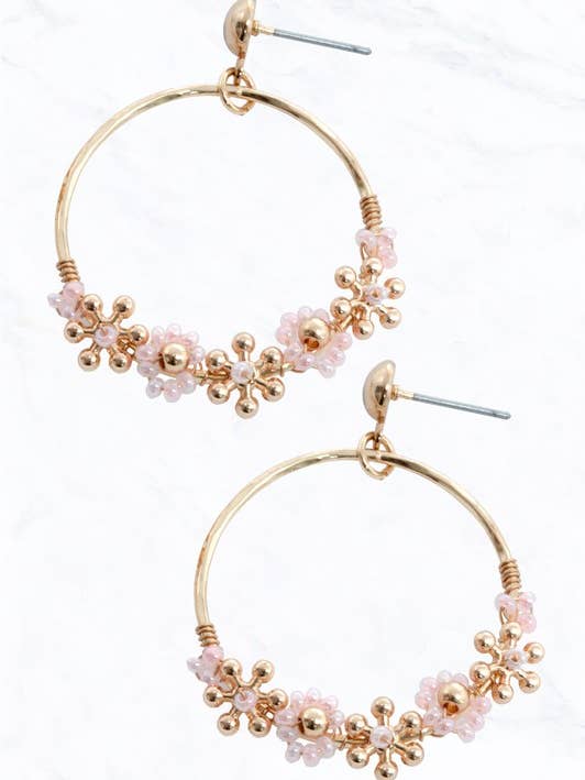 Perleformede blomsterbøjleøreringe for engroshandel hos Suzie Q USA