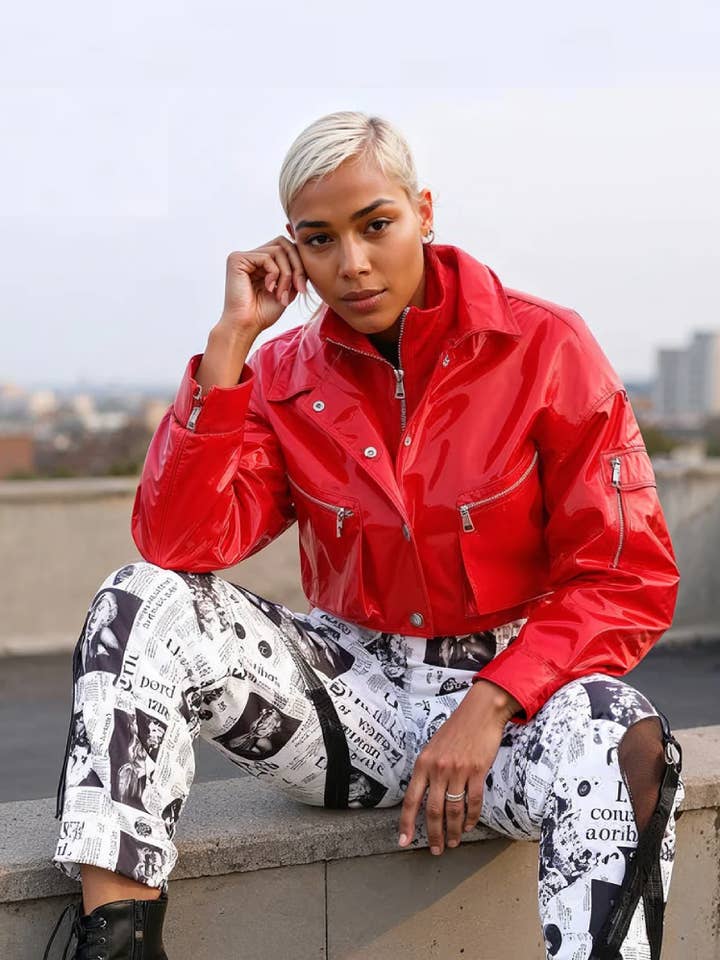 Veste en vinyle rouge raccourcie -81757 pour la vente par For Her NYC