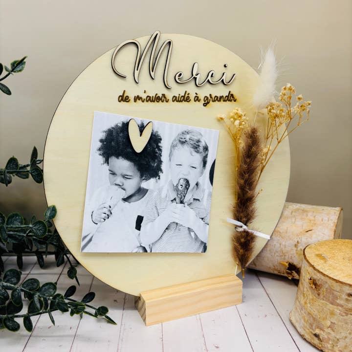 Indgraveret træfotoramme tak fordi du hjalp mig med at vokse - en tanke til lærer, barnepige, pædagog, vuggestue, og især til slutningen af skoleåret eller slutningen af vuggestuen. for engroshandel hos La vie en magenta