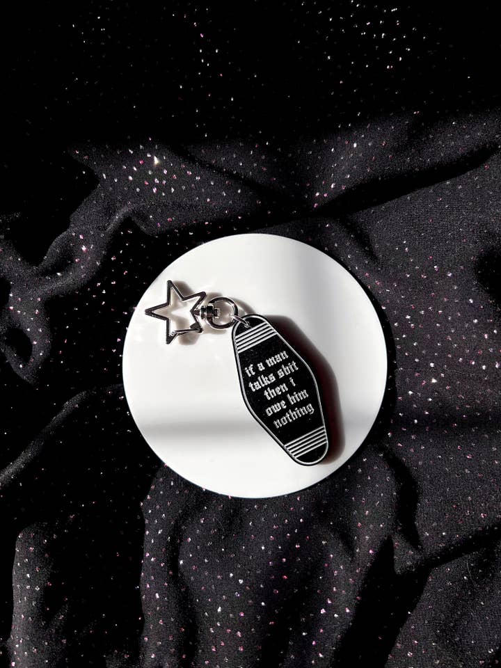 Si un homme dit des choses alors je ne lui dois rien - Porte-clés noir pour la vente par Gees Jewellery