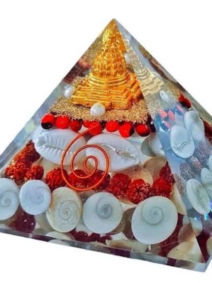 Pyramide Laxmi en cristal d'orgonite avec Rudraksha Shree Yantra pour la vente par AmazeU