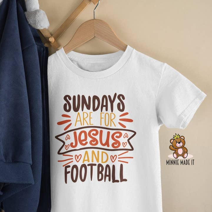 Sonntage sind für Jesus und Fußball Kleinkind Shirt für den Großhandel von Minnie Made It