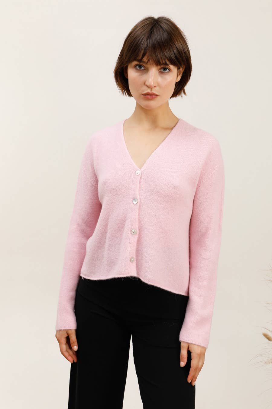 NAÏS PARIS – wholesale Kofta - Dam – Kort knappad V-ringad kofta i alpaca och ull19