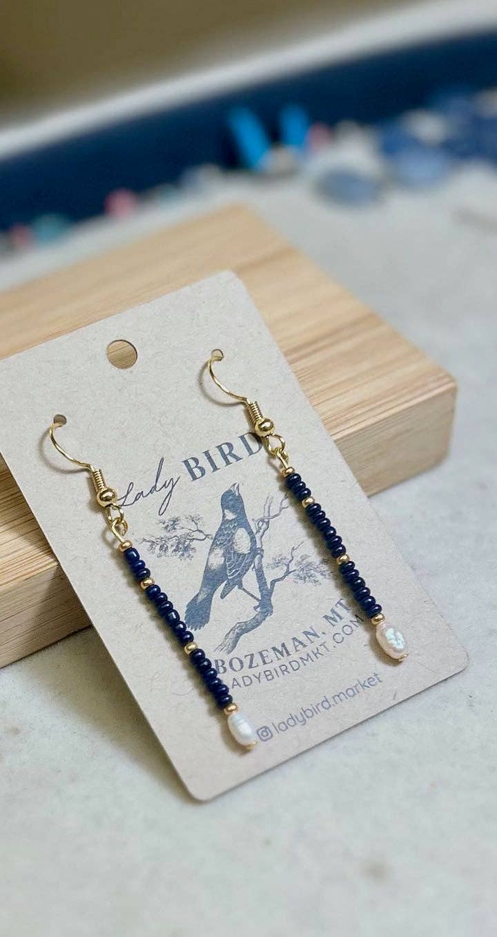 Lady Bird Market - Vendita all'ingrosso Orecchini pendenti - Orecchini pendenti con perline di semi blu navy e perle d'acqua dolce0