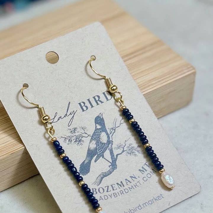 Lady Bird Market - Vendita all'ingrosso Orecchini pendenti - Orecchini pendenti con perline di semi blu navy e perle d'acqua dolce