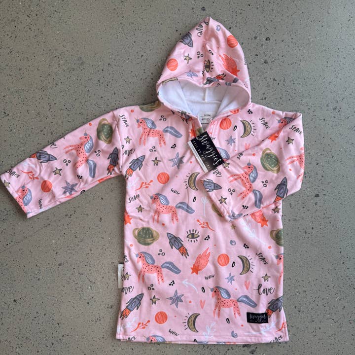 TOALHA COM CAPUZ PÓ DA LUA por atacado de Daycare Swaggies