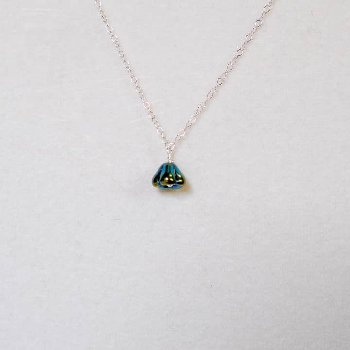 Iridescerende Blomster Vedhæng & Glas Charm, Botanisk Halskæde for engroshandel hos Sela+Sage