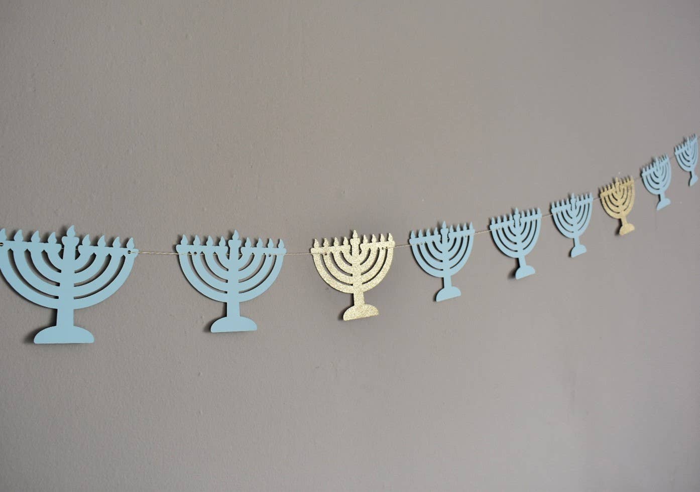 thekitcut – wholesale Hanukkah Decoration – Hanukkah Menora Garland |  LIght Blue  and Gold Menoras 0
