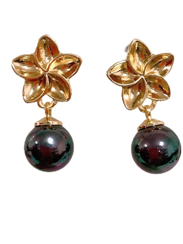 Boucles d'oreilles à tige en forme de fleur de plumeria tropical hawaïen : boucle d'oreille en or Hamilton avec nouvelles perles pour la vente par Anela's Jewelry