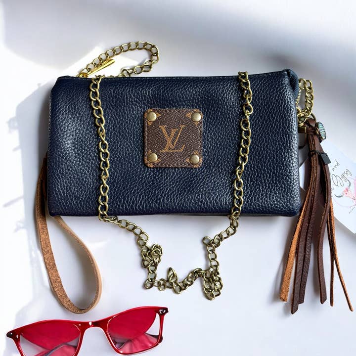 Sac bandoulière bleu marine pour la vente par Junk And The Gypsy