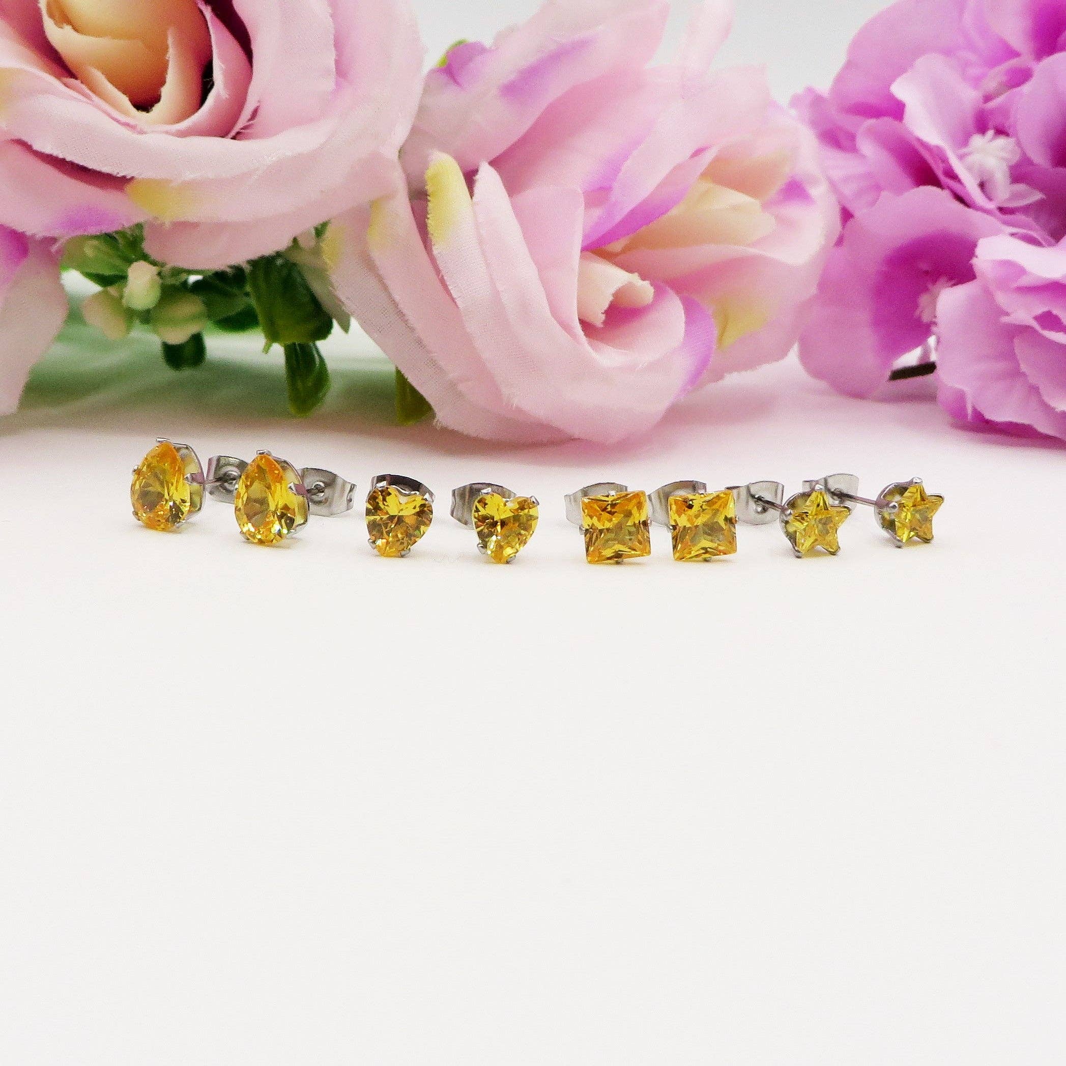 Daemon srls - Wholesale Jewelry Set - SET 4 PAIA PUNTI LUCE SHINE colours ~ 4 forme punti luce acciaio inossidabile ~ 8 PZ ~ 12 varianti colore ~ Orecchini a lobo con zirconi12