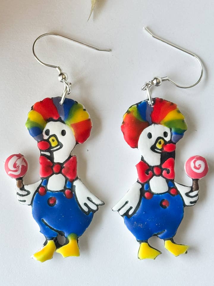 Kip Clown Klei Oorbellen: Halloween voor wholesale door Mountain Made Clay - Handmade Polymer Clay Earrings