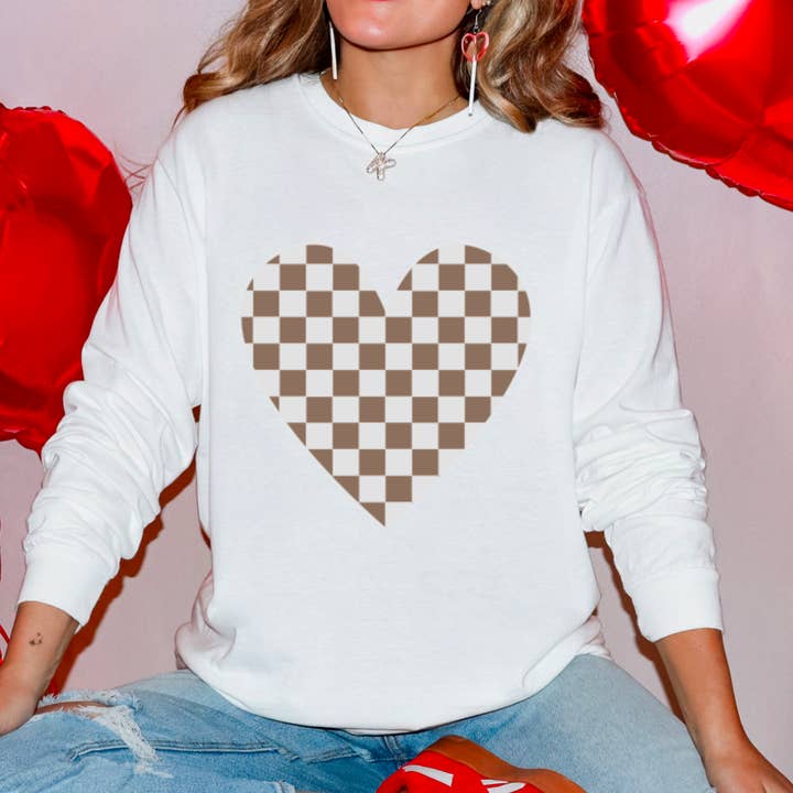 T-shirt à manches longues à carreaux neutres preppy avec cœur pour la Saint-Valentin pour la vente par Gia Gifts Boutique
