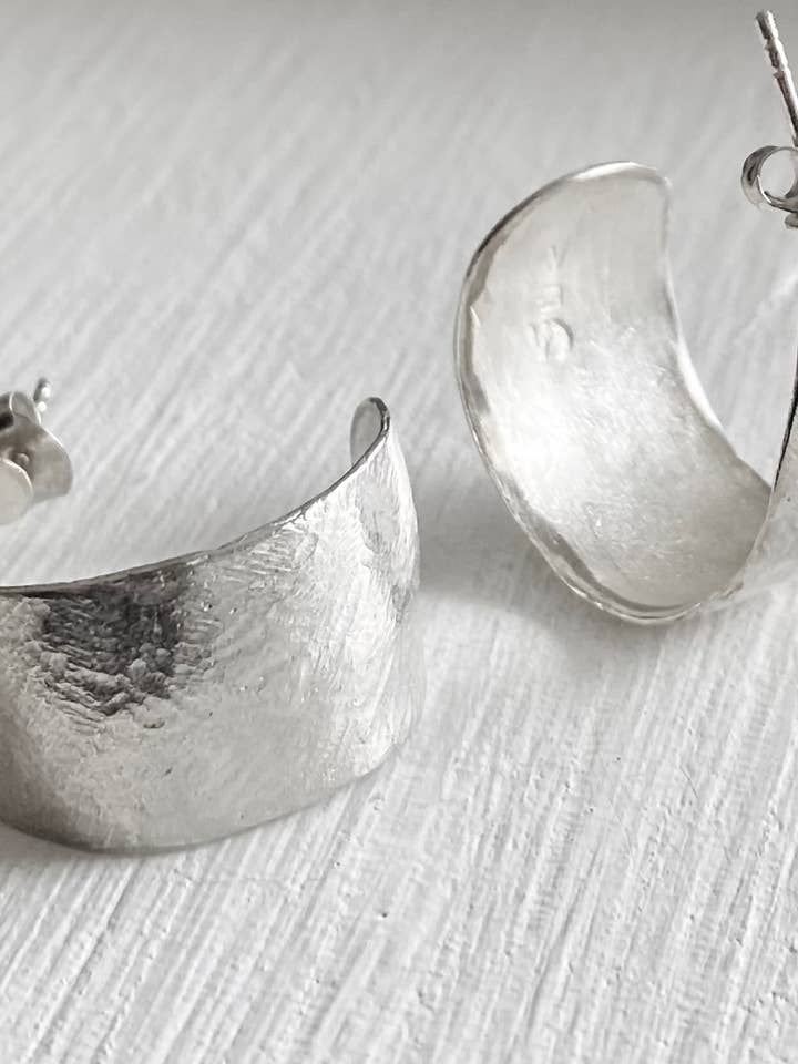 Boucles d'oreilles créoles {Frida} - Argent sterling pour la vente par Sue Ibars