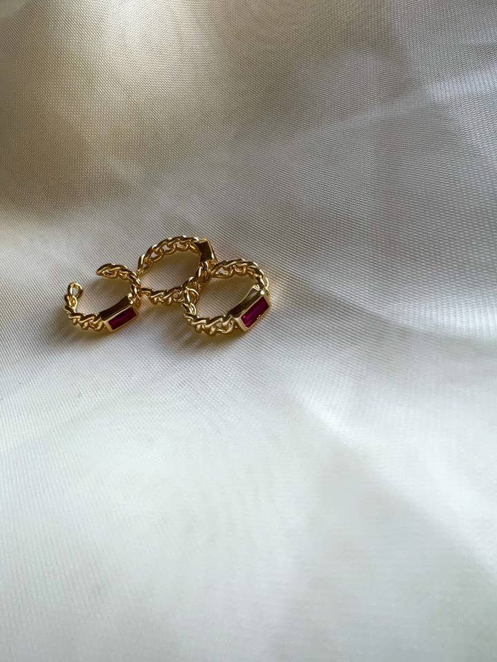 Ruby øre manchet for engroshandel hos Simply Sunshine Jewelry