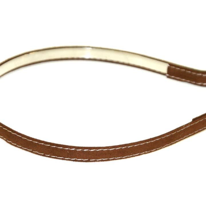 Gestikte Suedette band Alice van 1 cm - Lichtbruin - HAB251 TAN voor wholesale door Hepburn & Co.