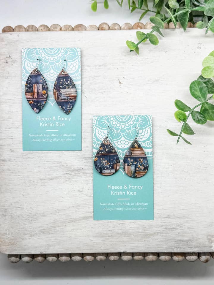 Mini boucles d'oreilles en liège en forme d'étagère rustique faite à la main pour la vente par Fleece & Fancy