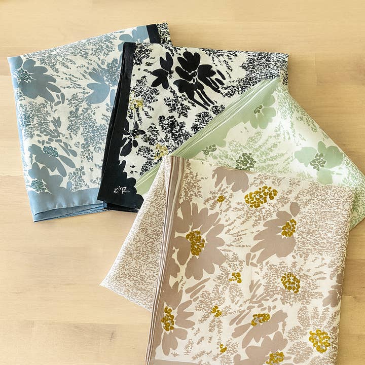 Bufanda cuadrada sedosa con estampado floral para venta al por mayor de Fennco Styles