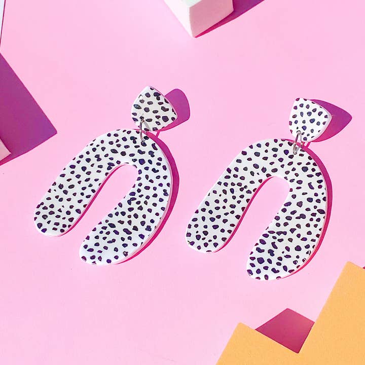 Polka Dot Arch Ohrringe aus Polymer Clay in Weiß für den Großhandel von Night Moves Atelier