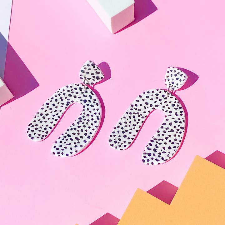 Orecchini ad arco a pois in argilla polimerica in bianco per la vendita all'ingrosso da parte di Night Moves Atelier