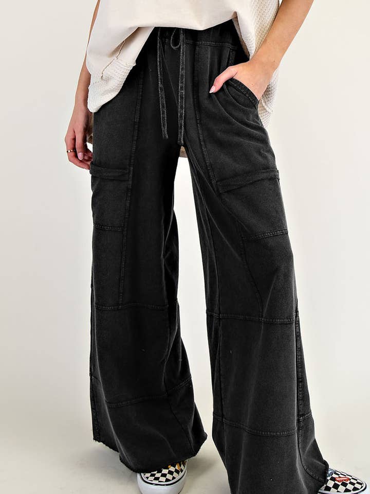 Schwarze Mineralwaschung Cargo-Hose mit weitem Bein und sichtbaren Nähten für den Großhandel von Kustom Kreations Goods