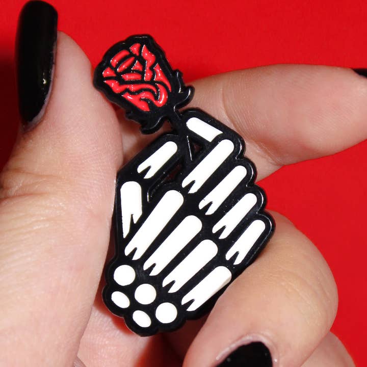 Épinglette d'Halloween gothique en émail doux « Skeleton Rose » (1,65 pi) pour la vente par New Heights Studio
