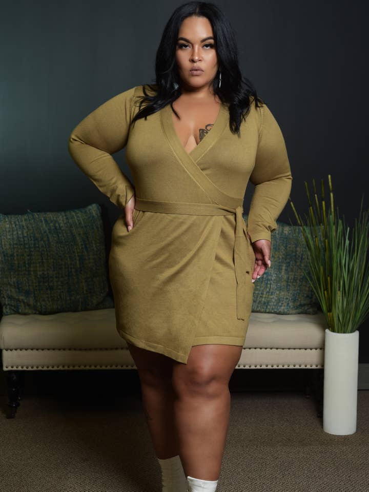 Oliv finstickad midiklänning för wholesale av Nina Cheyenne Apparel