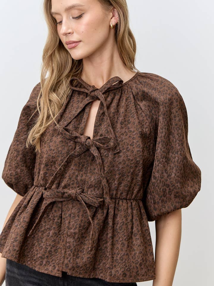 TOP DE ESTAMPADO LEOPARDO COM LAÇO por atacado de Polagram by Wellmade USA