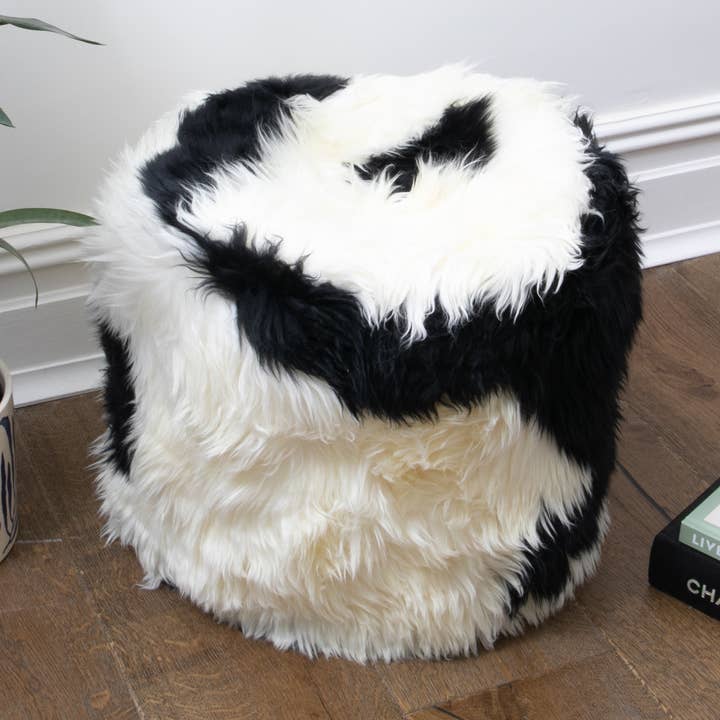 Sort & Hvid Fyldt Lammeskindspuf for engroshandel hos Native Natural