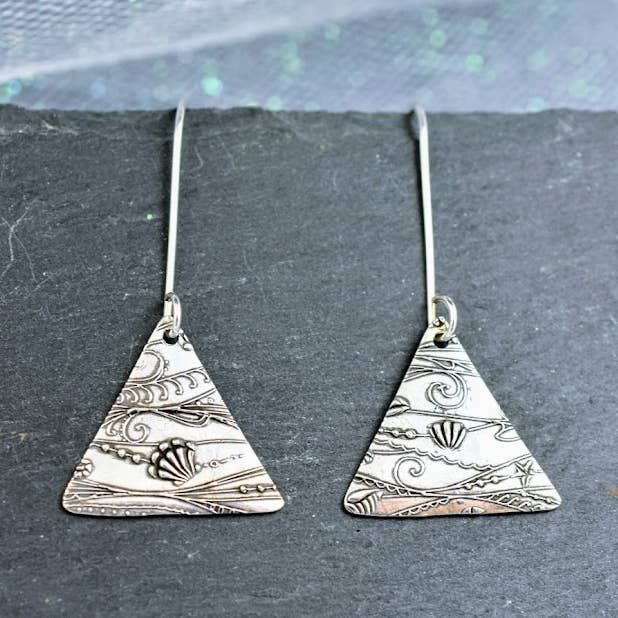 Ocean Tide Triangelörhängen för wholesale av Silver Wolf Productions