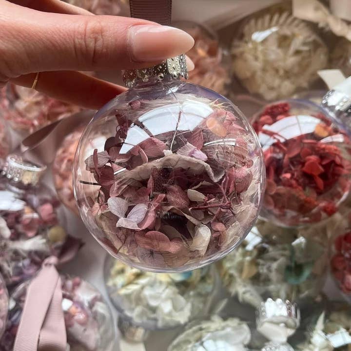 Moss and Magnolia - Wholesale Christmas Decoration - Opening Packages (Christmas Baubles)10