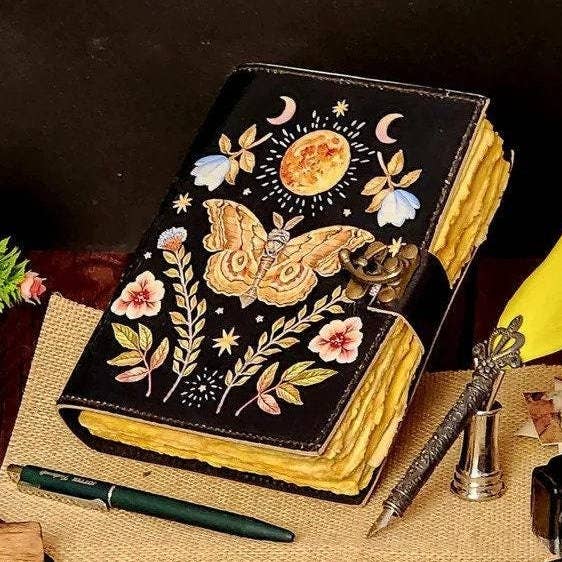 Journal en cuir avec impression de papillon lune et serrure vintage pour la vente par Leatherooze