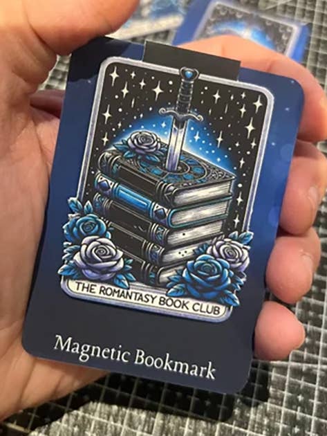 Segnalibro Magnetico del Club del Libro Romantasy per la vendita all'ingrosso da parte di Print Shop Designs