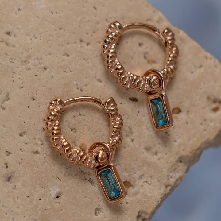 Boucles d'oreilles pendantes en or rose avec aigue-marine Noemi pour la vente par Faya & Co.