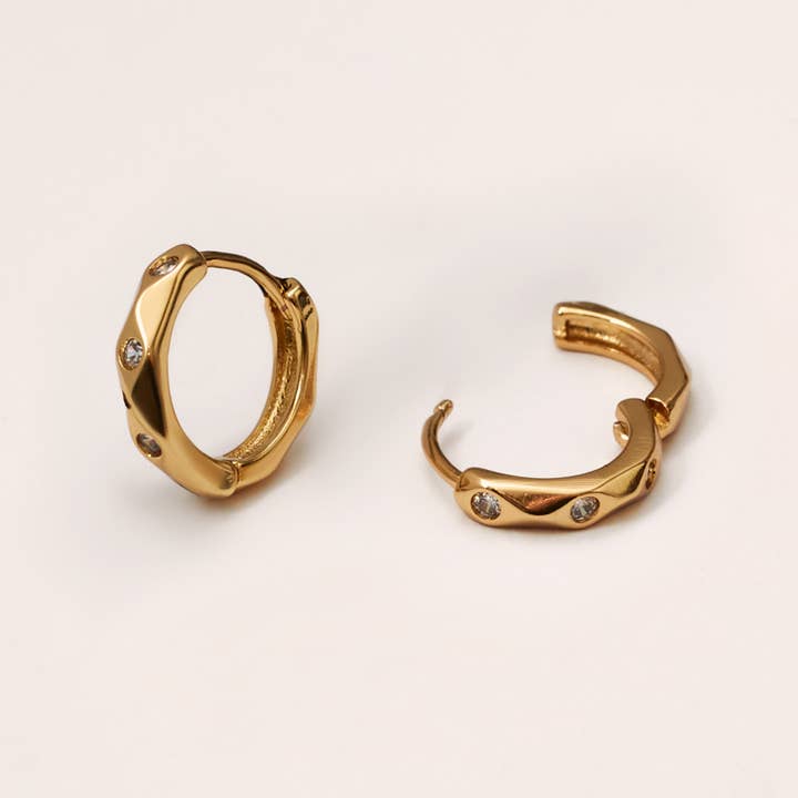 NISÍ - Wholesale Huggie Earrings - Dainty Diamond Huggies