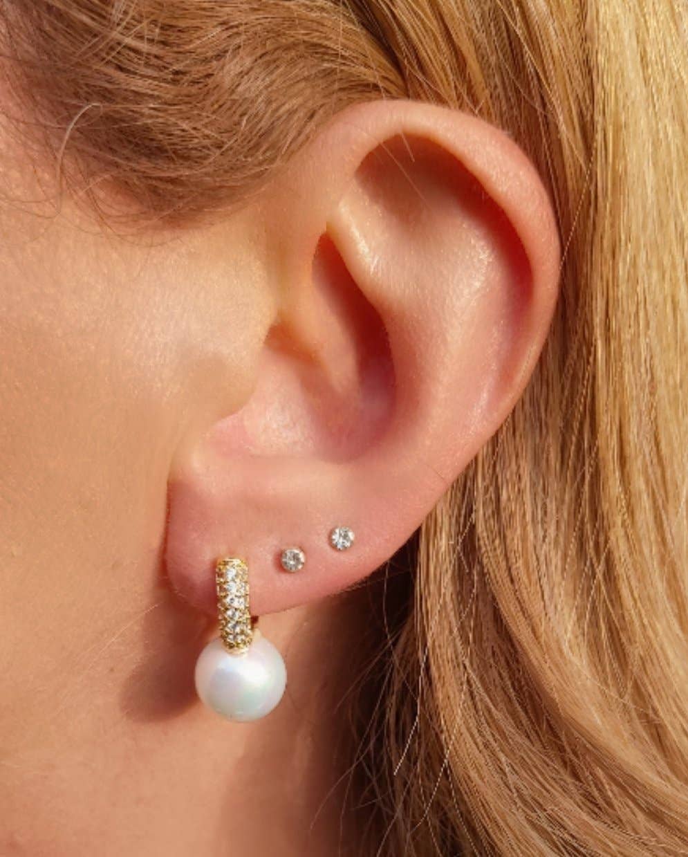 Daemon srls - Wholesale Huggie Earrings - CELIA ~ orecchini mini cerchi BOMBè con cubic zirconia  e perla2